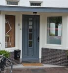 Een van de voordeuren, met daarboven de rij glas in lood in de bovenlichten
<br/>
Richard Keijzer, 2014-07-05